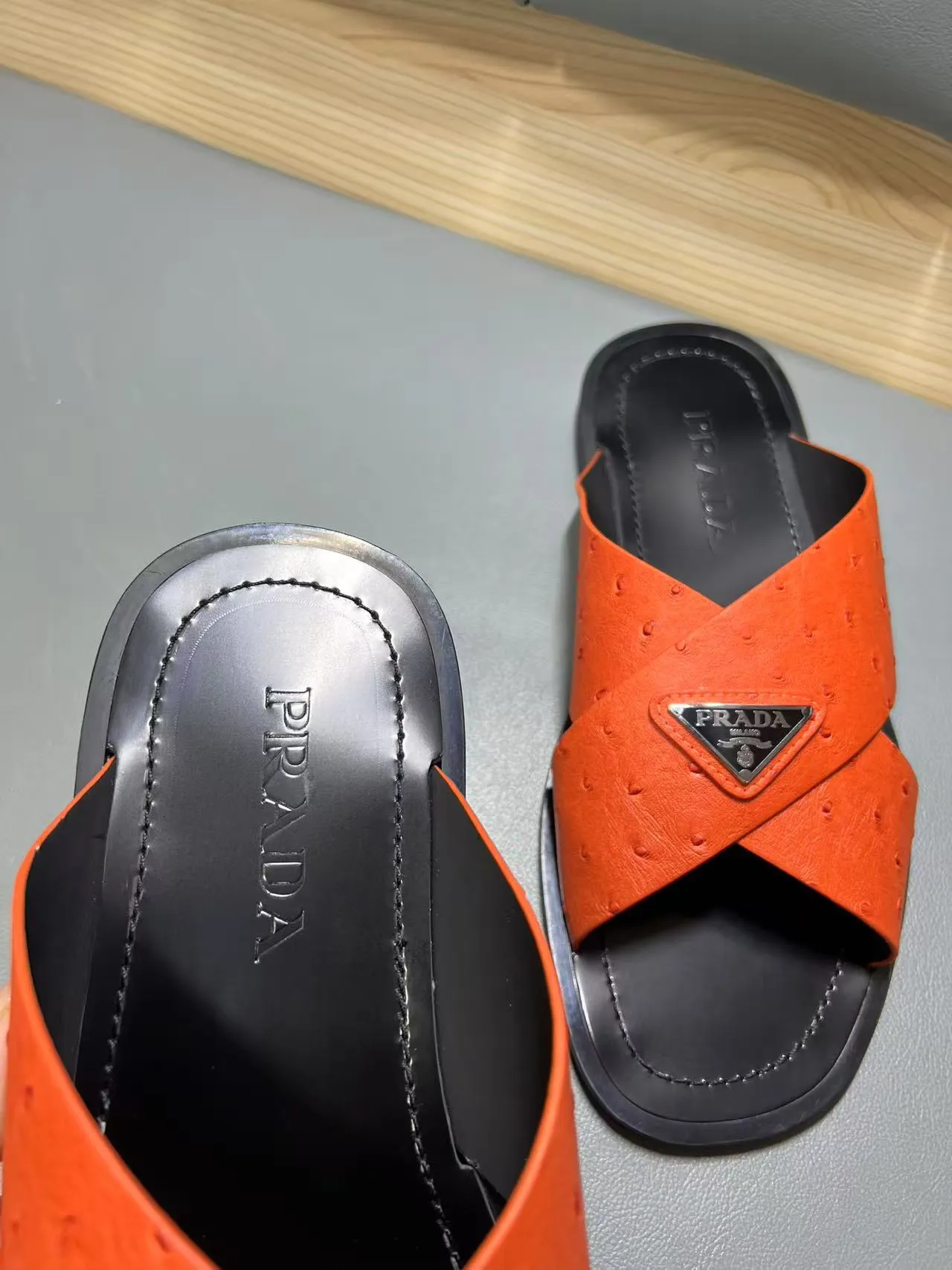 340💰PRADA Prada’s latest slippers are synchronized with the official website. This slipper is made of the brand’s unique and iconic Saffiano leather. The brand logo jumps out from the double straps, and the brand style is clearly visible. Cowhide gives men elegant charm and functional design, making it an ideal choice for vacation and leisure. Size:38-45